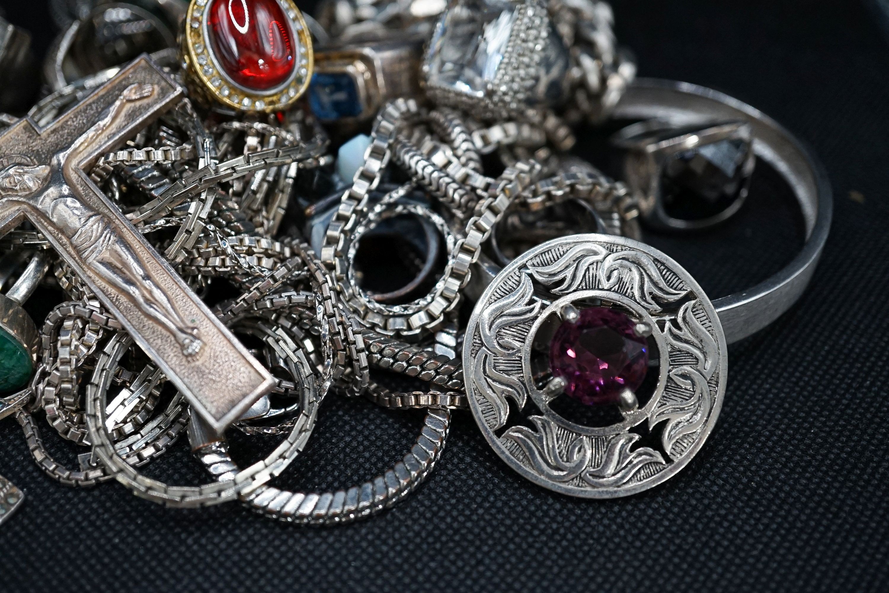 A mixed group of mainly white metal jewellery, including bracelet and rings.